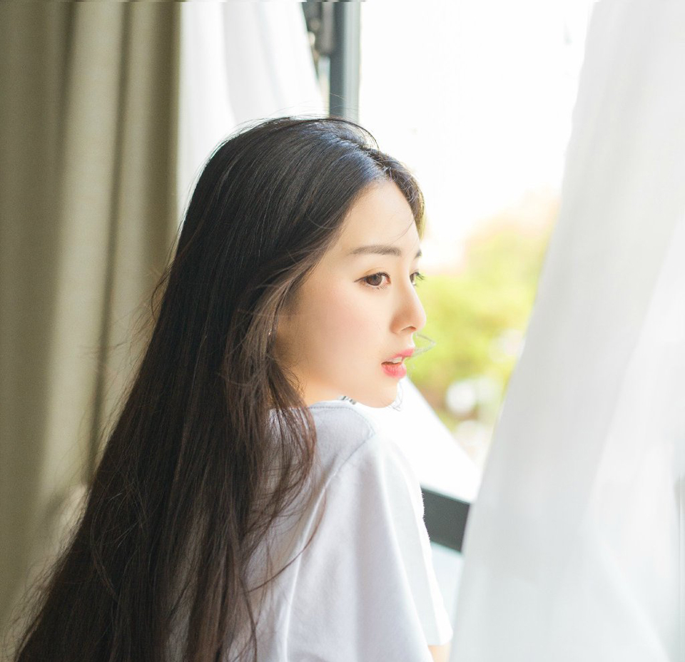 在这里，与各位再共同勉励一次，我们要做聪明的人，做有智慧的人有慈爱又肯诚实对人对己的勇者。就算天大的事情来了，也不逃避它，心平气和地为自己争取最合理的解决之道，不可以做一个弱者，凡是不顺心便跌倒的人是要被社会淘汰的，做一个有弹性的人，当是我们一生追求的目标。——三毛《亲爱的三毛》